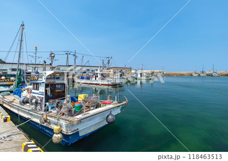 【青森県:漁港】漁港に多数の漁船が係留されている 【青森県:漁港】漁港に多数の漁船が係留されている 118463513