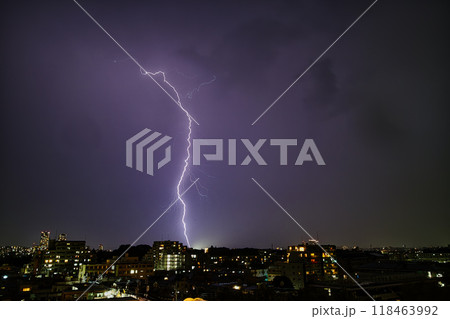 夜景に落ちる雷　夜　稲妻　雷　落雷　稲光　空　雲　風景　光　かみなり　マンション　公団 118463992