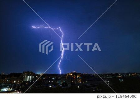 夜景に落ちる雷　夜　稲妻　雷　落雷　稲光　空　雲　風景　光　かみなり　マンション　公団 118464000