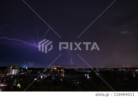 夜景に落ちる雷 夜 稲妻 雷 落雷 稲光 空 雲 風景 光 かみなり マンション 公団 夜景に落ちる雷 夜 稲妻 雷 落雷 稲光 空 雲 風景 光 かみなり マンション 公団 118464011
