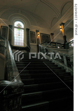 名古屋市市政資料館　ステンドグラスと中央階段 118464079