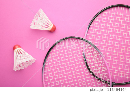 Shuttlecocks and badminton rackets on pink background. Badminton equipment 118464164