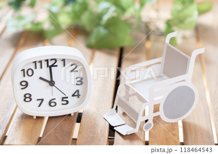 時計と車いす　時間　10時　22時　10：00　22：00 118464543