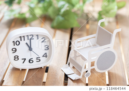 時計と車いす 時間 11時 23時 11:00 23:00 時計と車いす 時間 11時 23時 11:00 23:00 118464544