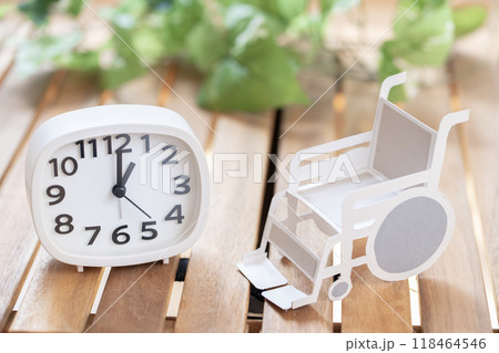 時計と車いす　時間　1時　13時　1：00　13：00 118464546