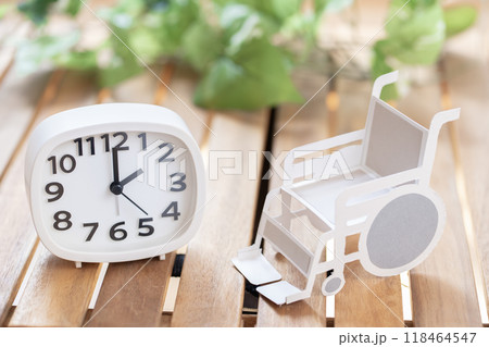 時計と車いす 時間 2時 14時 2:00 14:00 時計と車いす 時間 2時 14時 2:00 14:00 118464547