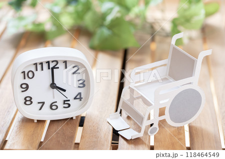 時計と車いす 時間 4時 16時 4:00 16:00 時計と車いす 時間 4時 16時 4:00 16:00 118464549