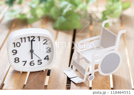 時計と車いす　時間　6時　18時　6：00　18：00 118464551