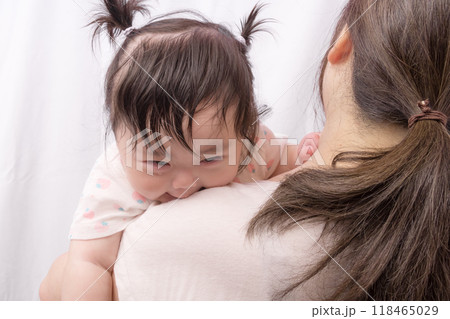 【おばあさんに抱っこさってるツインテールの赤ちゃん 泣く 【おばあさんに抱っこさってるツインテールの赤ちゃん 泣く 118465029