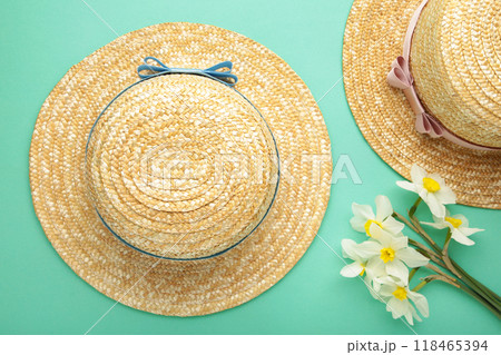 Straw hats with spring flowers on mint background Straw hats with spring flowers on mint background 118465394