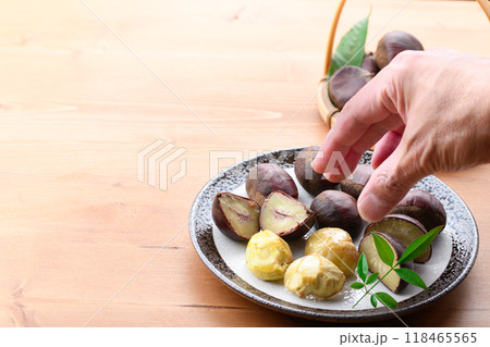 秋の味覚 ゆで栗 ( むき栗 ) 秋の味覚 ゆで栗 ( むき栗 ) 118465565