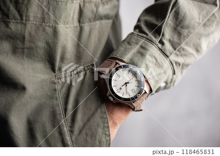 The man wearing wristwatch 118465831