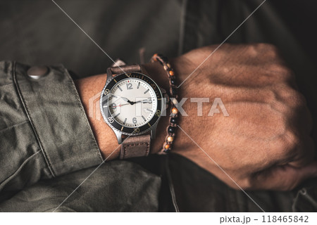 The man wearing wristwatch 118465842