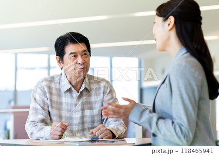 相談するシニアの男性　撮影協力：学校法人電波学園　東京電子専門学校 118465941