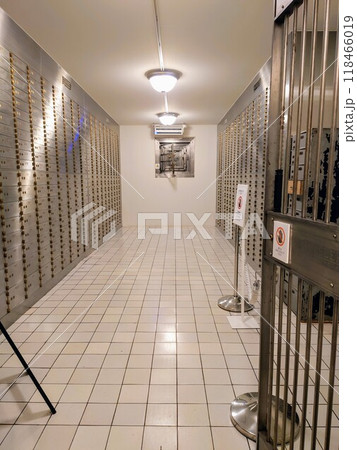 北海道　小樽にある重要文化財の旧三井銀行小樽支店の地下貸金庫室 118466019