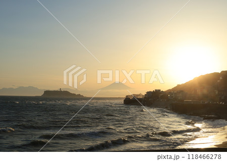鎌倉・稲村ヶ崎から見る夕陽と江ノ島と富士山のある風景 118466278