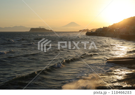 鎌倉・稲村ヶ崎から見る夕陽と江ノ島と富士山のある風景 鎌倉・稲村ヶ崎から見る夕陽と江ノ島と富士山のある風景 118466283