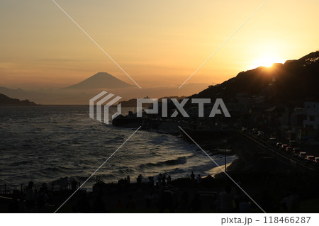 鎌倉・稲村ヶ崎から見る夕陽と江ノ島と富士山のある風景 118466287