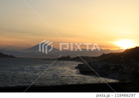鎌倉・稲村ヶ崎から見る夕陽と江ノ島と富士山のある風景 鎌倉・稲村ヶ崎から見る夕陽と江ノ島と富士山のある風景 118466297