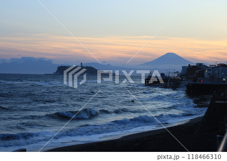 鎌倉・稲村ヶ崎から見る夕陽と江ノ島と富士山のある風景 鎌倉・稲村ヶ崎から見る夕陽と江ノ島と富士山のある風景 118466310