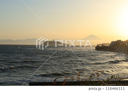 鎌倉・稲村ヶ崎から見る夕陽と江ノ島と富士山のある風景 鎌倉・稲村ヶ崎から見る夕陽と江ノ島と富士山のある風景 118466311