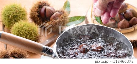 秋の味覚 栗を茹でる 秋の味覚 栗を茹でる 118466375