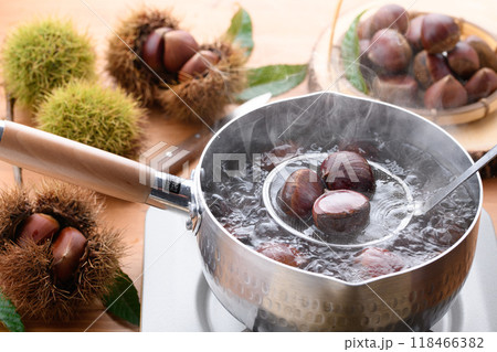 秋の味覚 栗を茹でる 秋の味覚 栗を茹でる 118466382