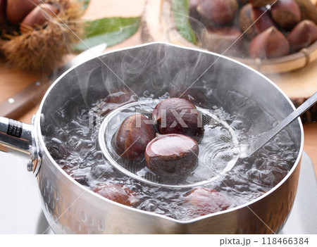 秋の味覚 栗を茹でる 118466384
