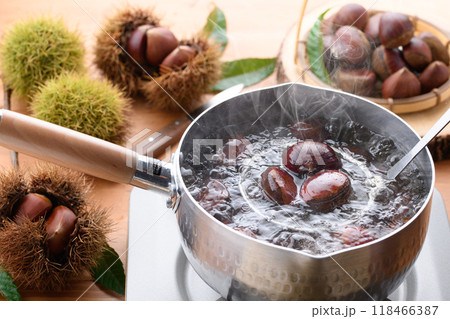 秋の味覚 栗を茹でる 秋の味覚 栗を茹でる 118466387