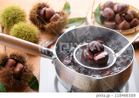 秋の味覚 栗を茹でる 秋の味覚 栗を茹でる 118466389