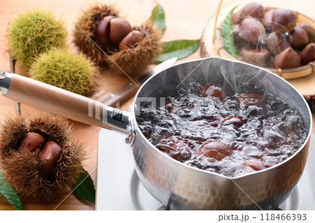 秋の味覚 栗を茹でる 秋の味覚 栗を茹でる 118466393