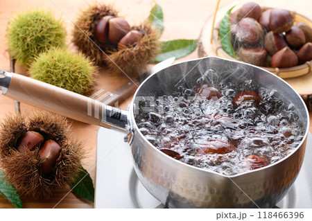 秋の味覚 栗を茹でる 秋の味覚 栗を茹でる 118466396