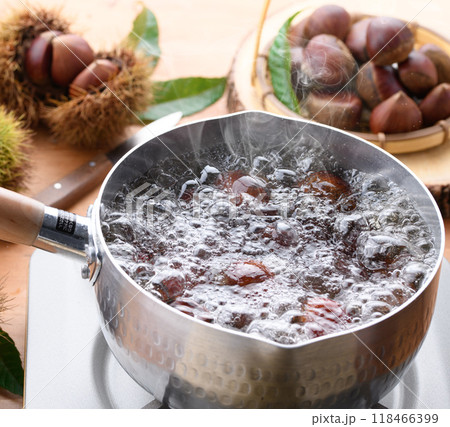 秋の味覚 栗を茹でる 118466399
