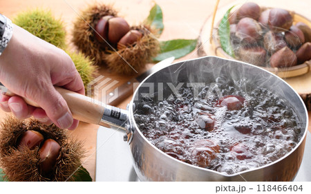 秋の味覚 栗を茹でる 118466404