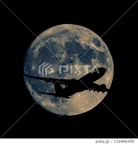 満月を背景にして飛行する航空機のシルエット 118466495
