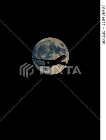 満月を背景にして飛行する航空機のシルエット 118466497