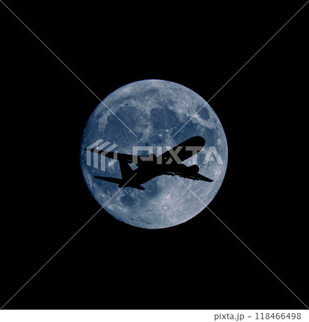 満月を背景にして飛行する航空機のシルエット 118466498