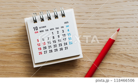 木製デスクに2025年10月カレンダーと赤鉛筆　10月のイベントカレンダー 118466506