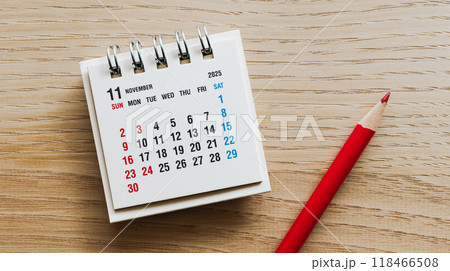 木製デスクに2025年11月カレンダーと赤鉛筆　11月のイベントカレンダー 118466508