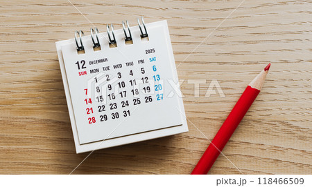 木製デスクに2025年12月カレンダーと赤鉛筆 12月のイベントカレンダー 木製デスクに2025年12月カレンダーと赤鉛筆 12月のイベントカレンダー 118466509