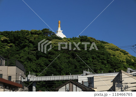 江ノ島駅近くにある龍口寺内にある丘にある仏舎利塔と青空 江ノ島駅近くにある龍口寺内にある丘にある仏舎利塔と青空 118466765