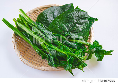 笊に盛ったツルムラサキ 118467533