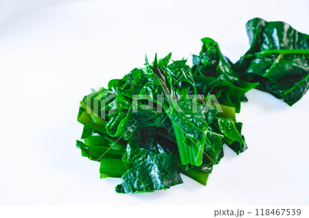 茹でてカットしたツルムラサキ 118467539