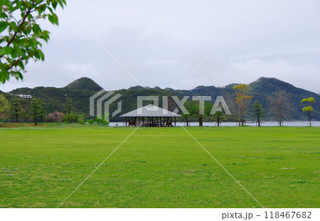 徳島県鳴門市　ウチノ海総合公園と奥に四方見展望台を望む 118467682