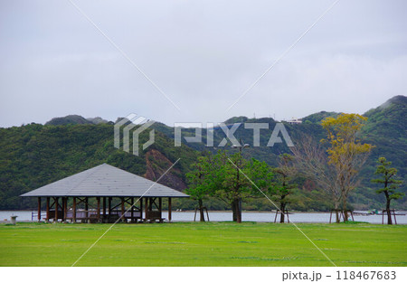 徳島県鳴門市　ウチノ海総合公園と奥に四方見展望台を望む 118467683