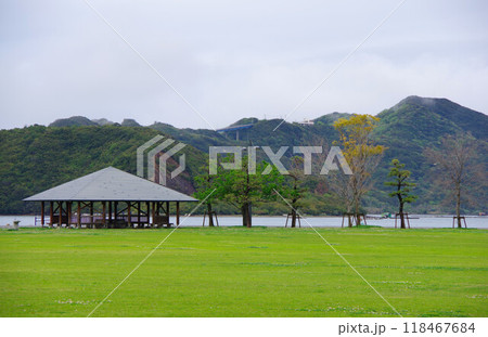 徳島県鳴門市　ウチノ海総合公園と奥に四方見展望台を望む 118467684