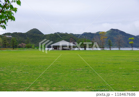 徳島県鳴門市　ウチノ海総合公園と奥に四方見展望台を望む 118467686