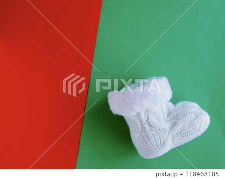 赤と緑の背景に白い靴下 118468105
