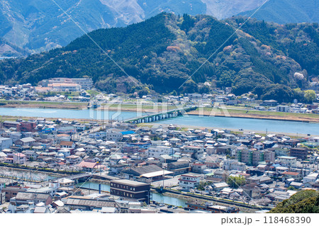 城山からの佐伯市街地と番匠川の眺望 118468390