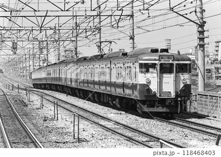 横須賀線ー総武線・快速、113系クハ111-1039他、本八幡、1982年4月11日 118468403